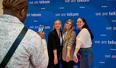 Drei Frauen mit tekom-Tattoo