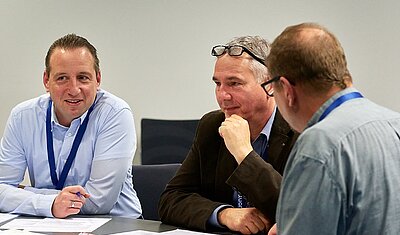 Dreiergespräch am Tisch_OpenLAB